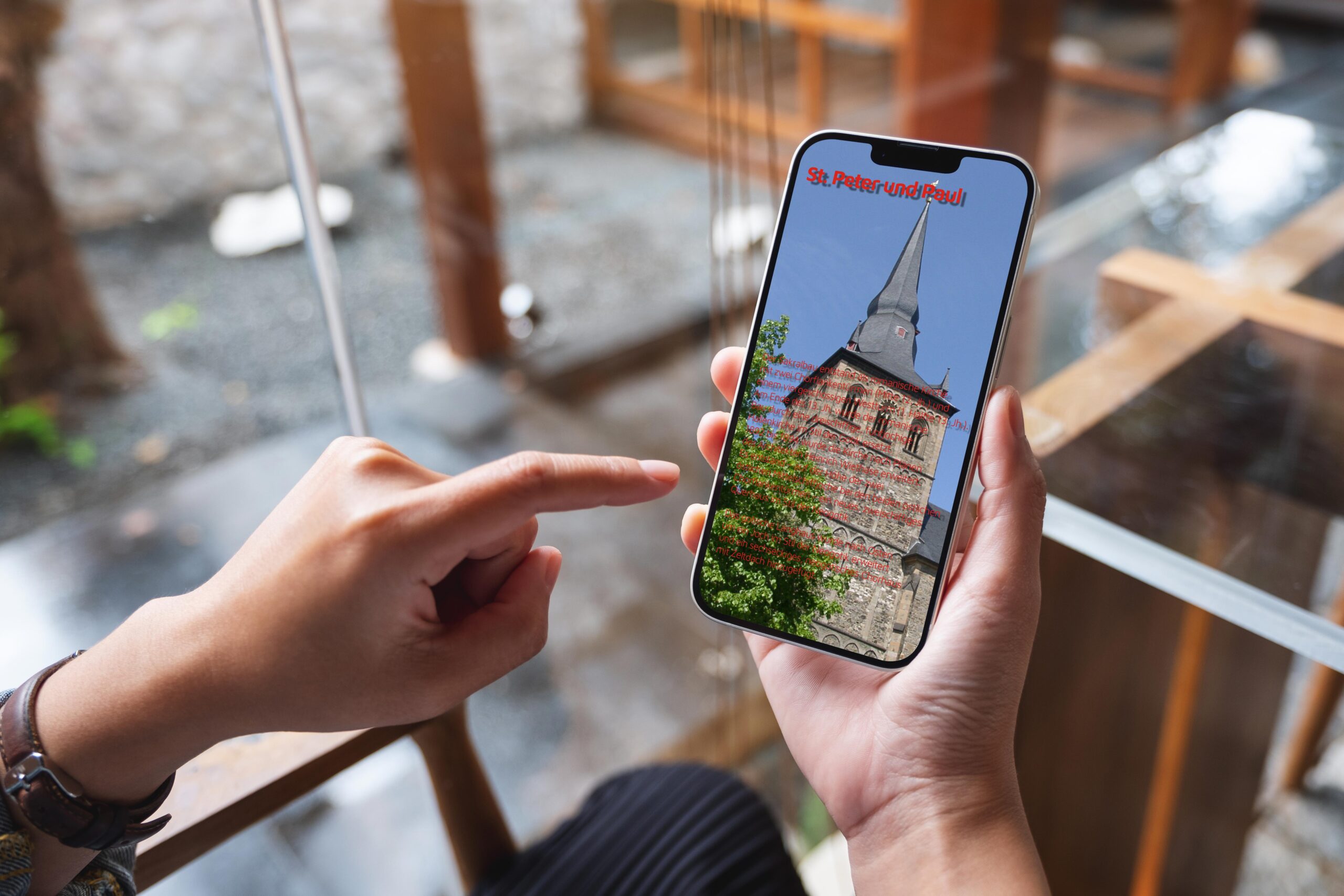 Frau bedient die AR-App auf ihrem Smaprtphone