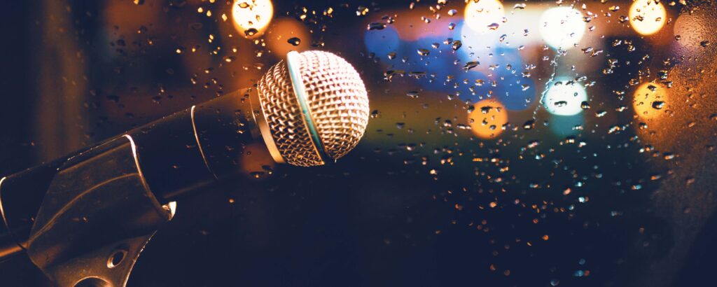 Mikrofon und Bühnenbeleuchtung