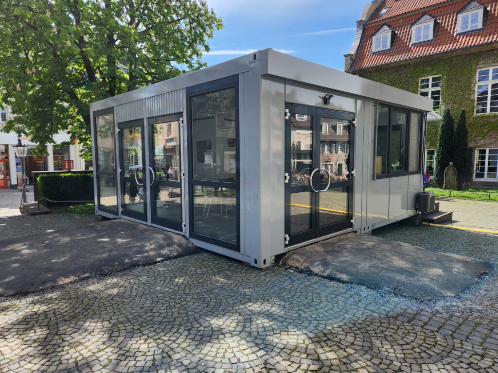 Glaspavillon auf dem Vorplatz der Kirche