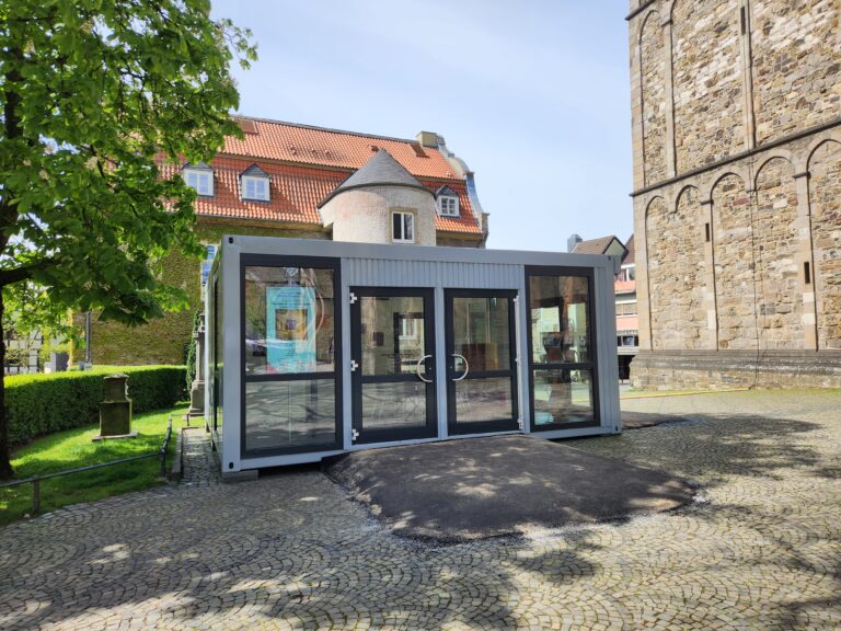 Glaspavillon auf dem Vorplatz der Kirche